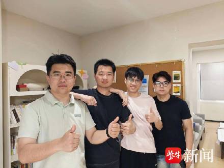 男生考研上岸后与校长再合影