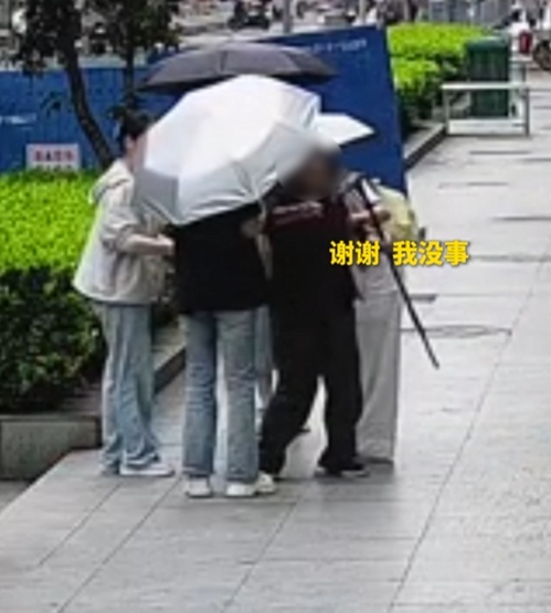 老人三次摔倒，接连被扶起！一通报警电话，牵出一幕幕温暖瞬间......
