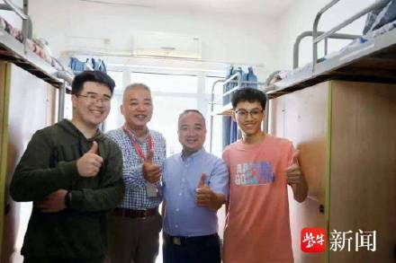 男生考研上岸后与校长再合影