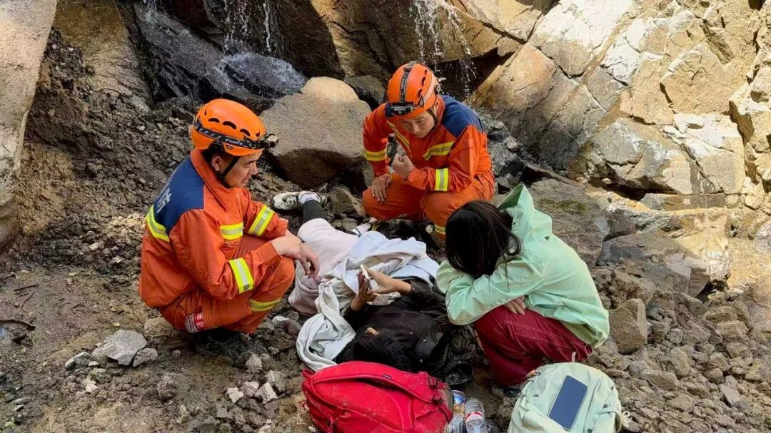 七名大学生东灵山看日出后走野路 一人遭落石砸伤 门头沟消防徒步6公里救援 七名大学生东灵山看日出后走野路 一人遭落石砸伤 门头沟消防徒步6公里救援