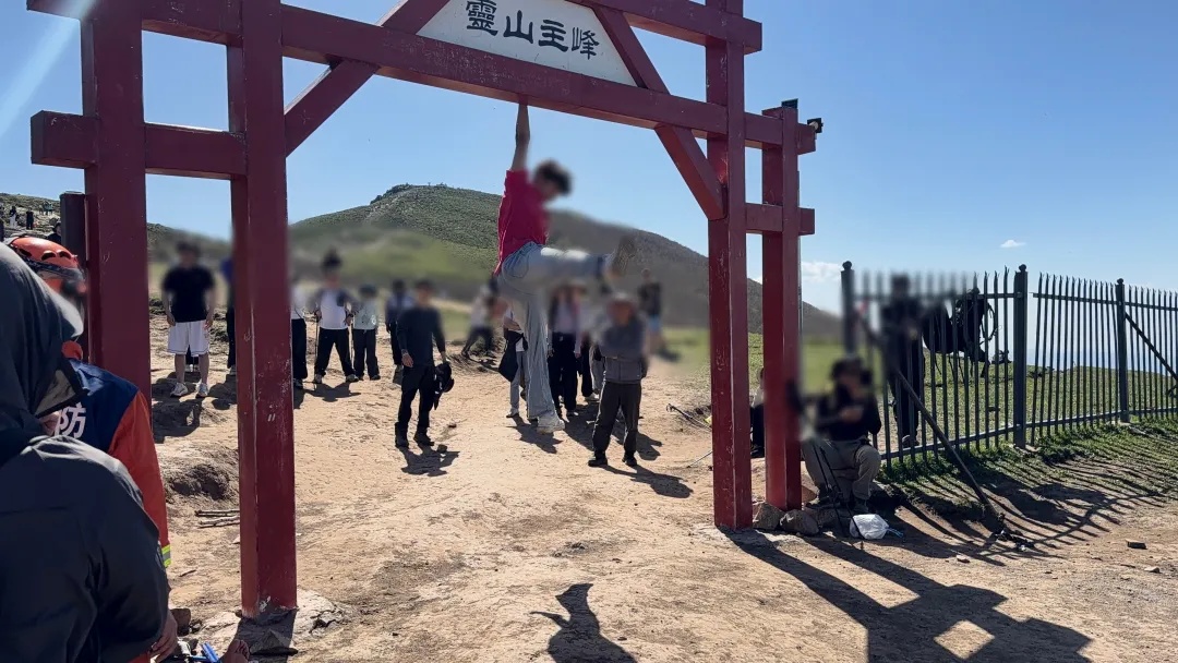 注意!“北京之巅”牌楼处,已有多人受伤 注意!“北京之巅”牌楼处,已有多人受伤