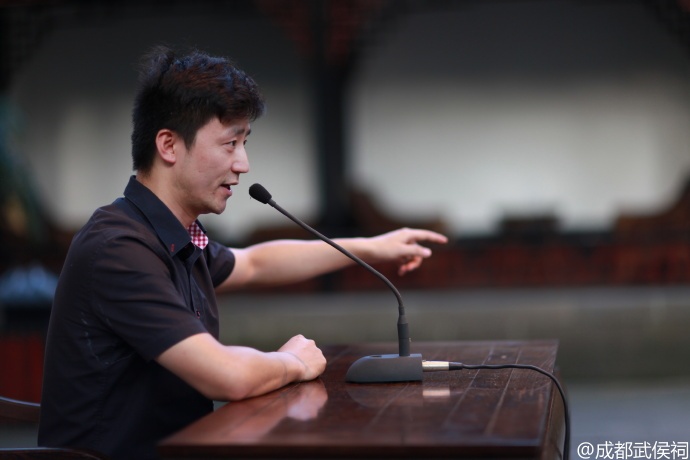 台湾网红“馆长”来成都后,武侯祠讲解员火出圈!从小痴迷三国文化,从保安转型……本人回应→ 台湾网红“馆长”来成都后,武侯祠讲解员火出圈!从小痴迷三国文化,从保安转型……本人回应→