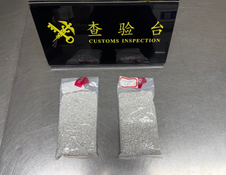 旅客在鞋垫内藏匿足银粒,被罗湖海关查获 旅客在鞋垫内藏匿足银粒,被罗湖海关查获
