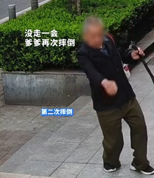 老人三次摔倒，接连被扶起！一通报警电话，牵出一幕幕温暖瞬间......