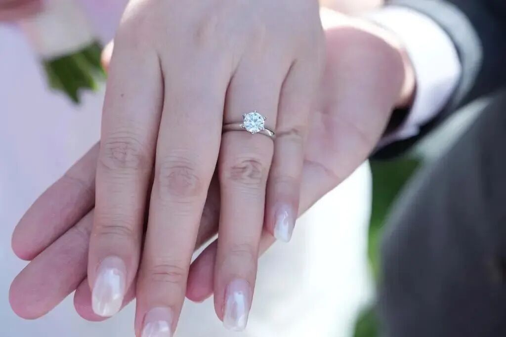 哈工大集体婚礼，学校送1克拉钻戒🤩
