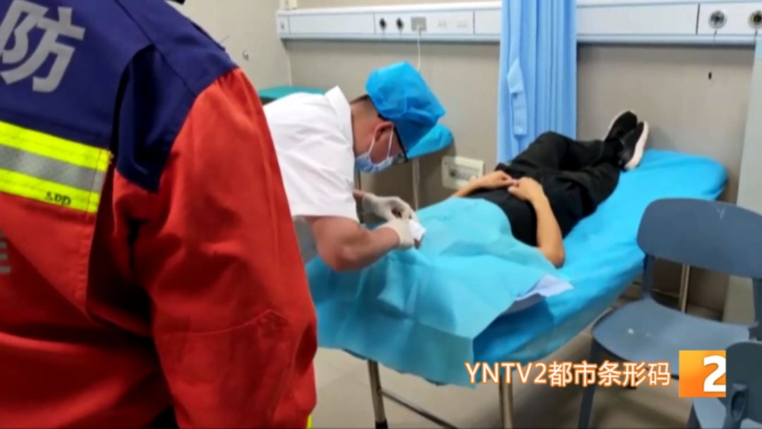 隔着屏幕都疼!夜钓甩钩失误,男子被鱼钩直接勾住眼皮,到医院后还得求助消防...... 隔着屏幕都疼!夜钓甩钩失误,男子被鱼钩直接勾住眼皮,到医院后还得求助消防......