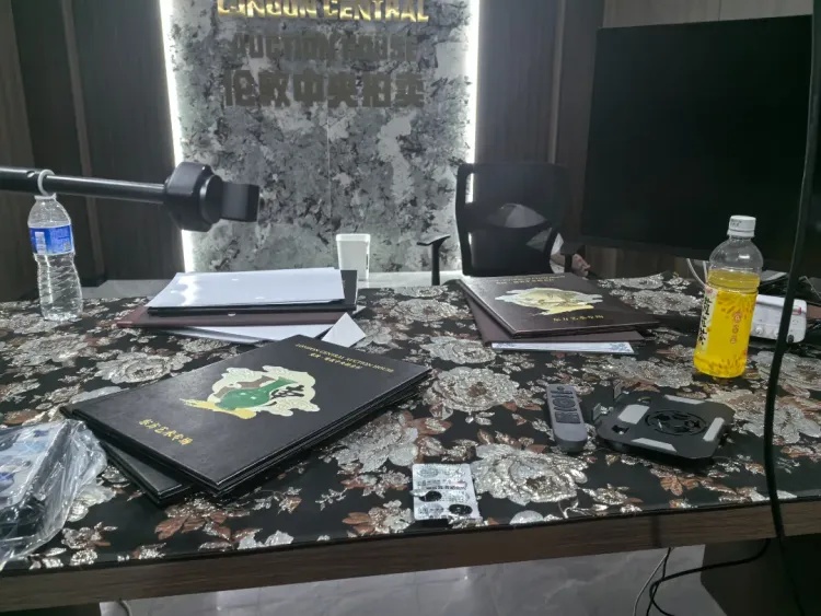 浙江男子收藏的铜币被鉴定为“大开门”，拍卖价60万起步！4个月后他报警了，警方打掉13人直播鉴宝诈骗团伙
