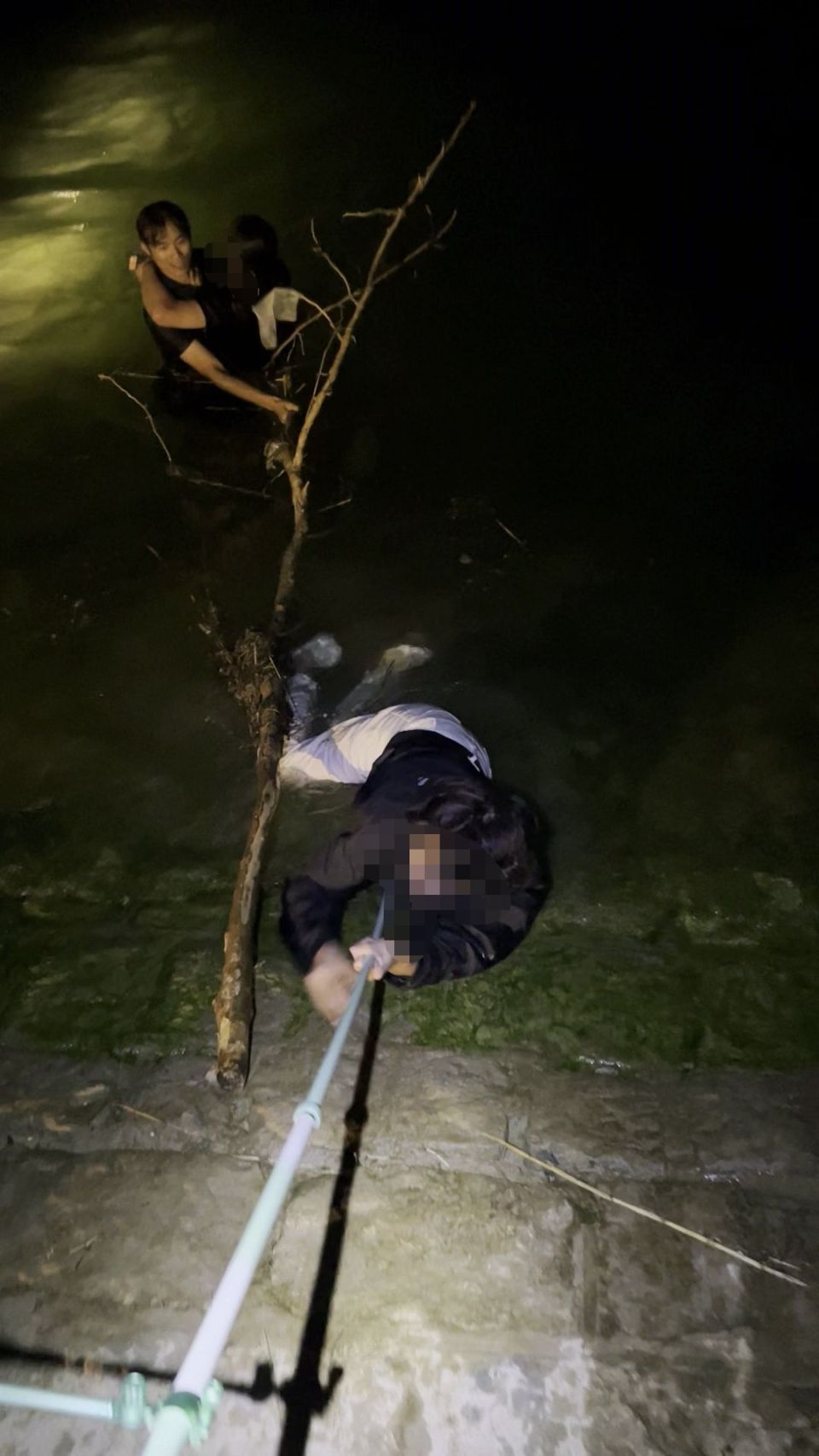 “早走一分钟可能一条生命就没了”,济南钓鱼侠勇救落水少年,妈妈自豪留言:是我儿子 “早走一分钟可能一条生命就没了”,济南钓鱼侠勇救落水少年,妈妈自豪留言:是我儿子