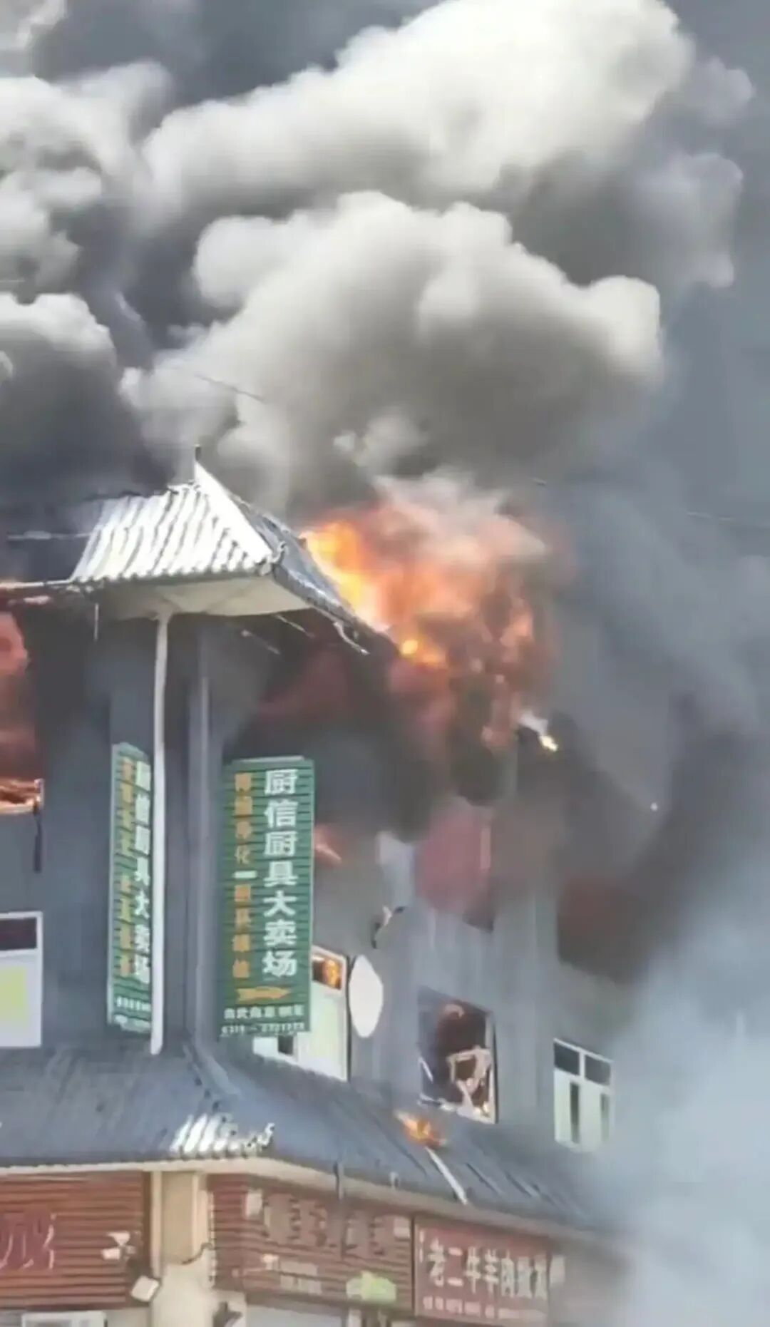 河北一市场发生火情！现场画面曝光→