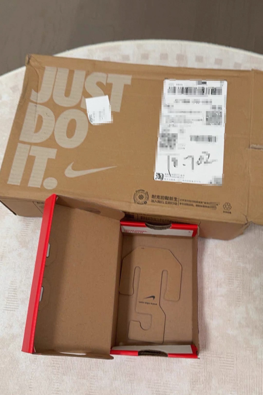 女子网购NIKE竟收到空鞋盒！退款被拒后一招“自证清白”获平台支持