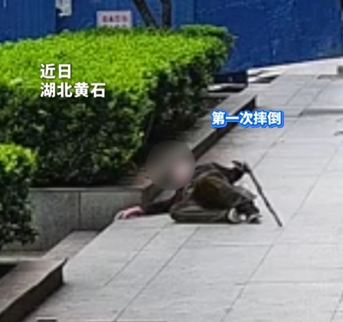 老人三次摔倒，接连被扶起！一通报警电话，牵出一幕幕温暖瞬间......