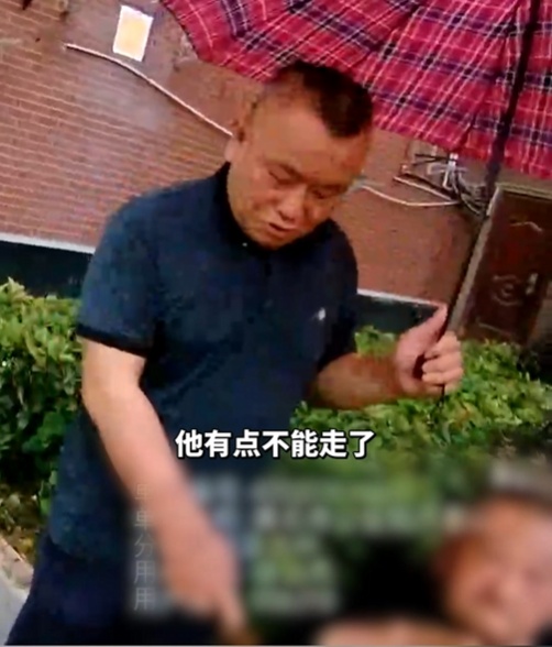 老人三次摔倒，接连被扶起！一通报警电话，牵出一幕幕温暖瞬间......