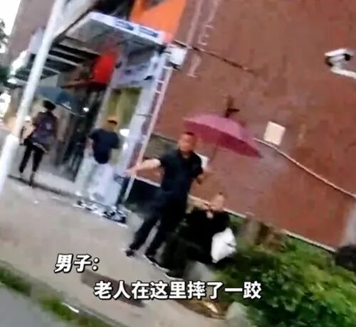 老人三次摔倒，接连被扶起！一通报警电话，牵出一幕幕温暖瞬间......