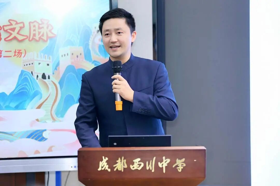 台湾网红“馆长”来成都后,武侯祠讲解员火出圈!从小痴迷三国文化,从保安转型……本人回应→ 台湾网红“馆长”来成都后,武侯祠讲解员火出圈!从小痴迷三国文化,从保安转型……本人回应→