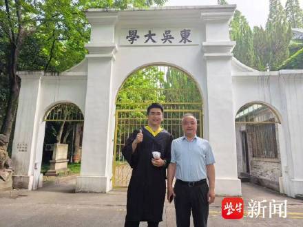 男生考研上岸后与校长再合影
