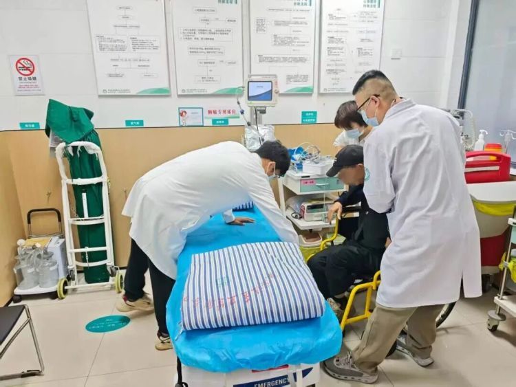 刚走进门诊,他眼前发黑、直接晕倒……前一天就有症状:人发软、出黏汗 刚走进门诊,他眼前发黑、直接晕倒……前一天就有症状:人发软、出黏汗