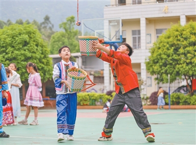 扔飞镖、爬大树......这样的体育课,你上过吗? 扔飞镖、爬大树......这样的体育课,你上过吗?