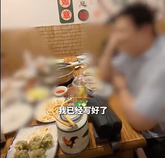 游客嫌潮汕火锅太淡，吃了40分钟后称要写5000字差评，店家无奈免单