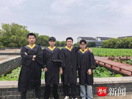 男生考研上岸后与校长再合影