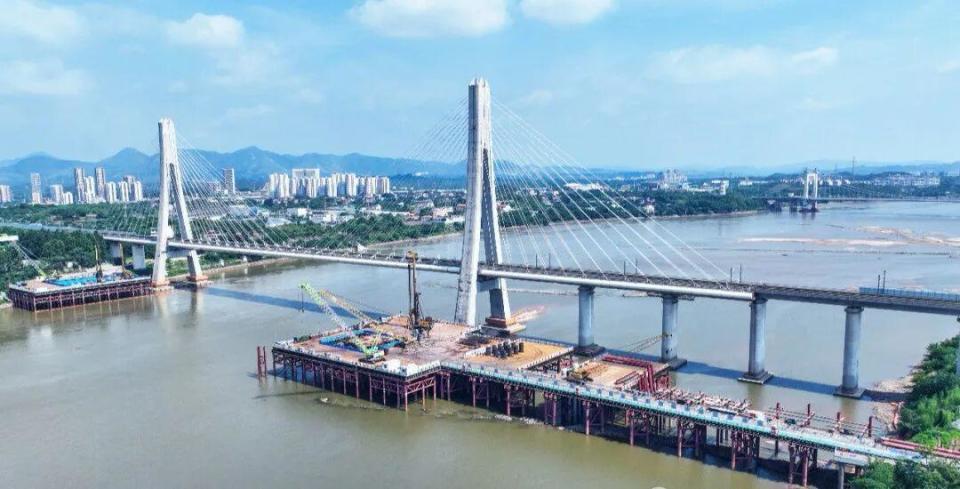 长赣高铁赣江铁路特大桥进入上部结构施工，建成后长沙至赣州最快1.5小时