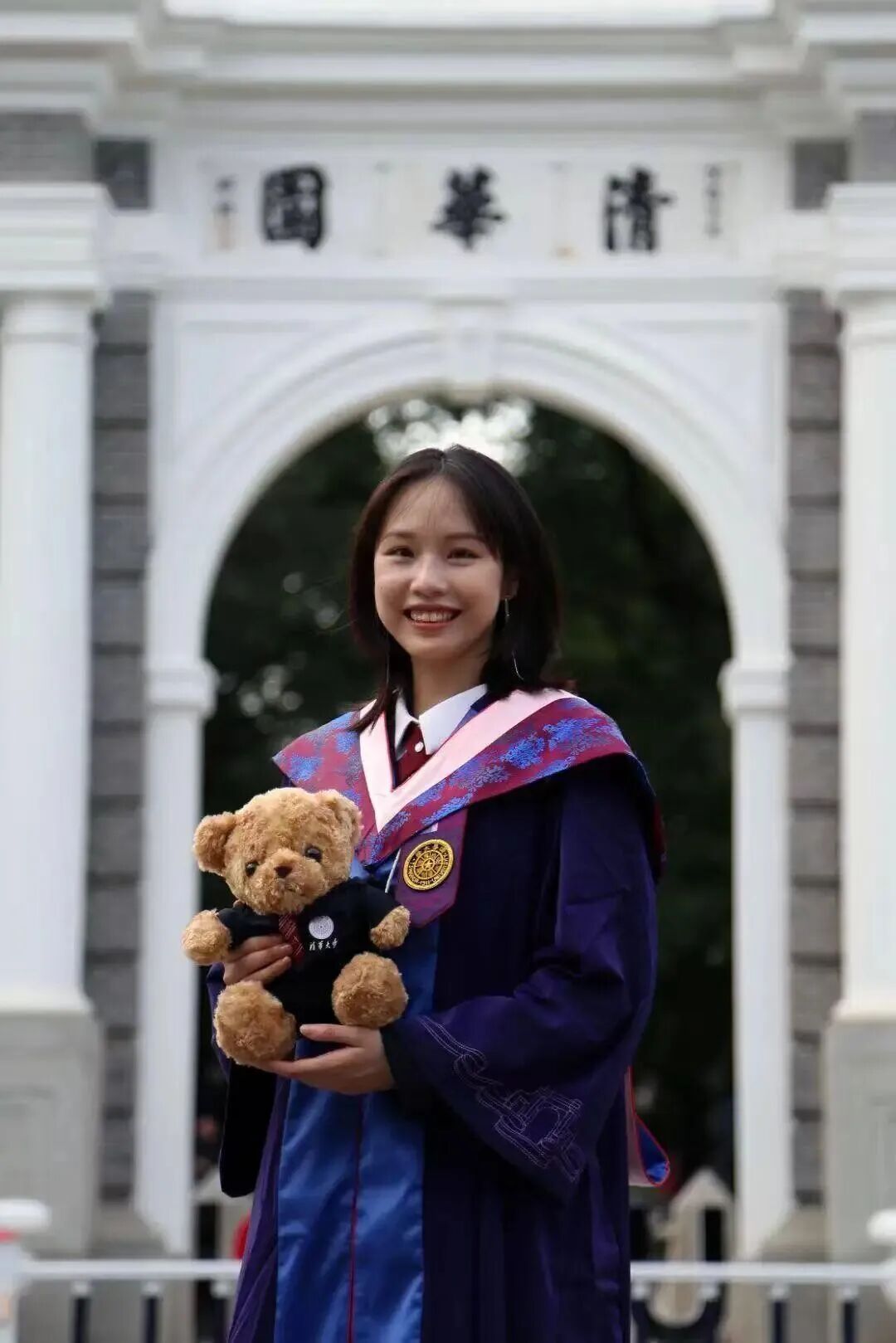女孩清华硕士毕业做纹眉师一年，曾最高月入10万元，回应关注：学历不是枷锁而是钥匙，父母从强烈反对到默默支持
