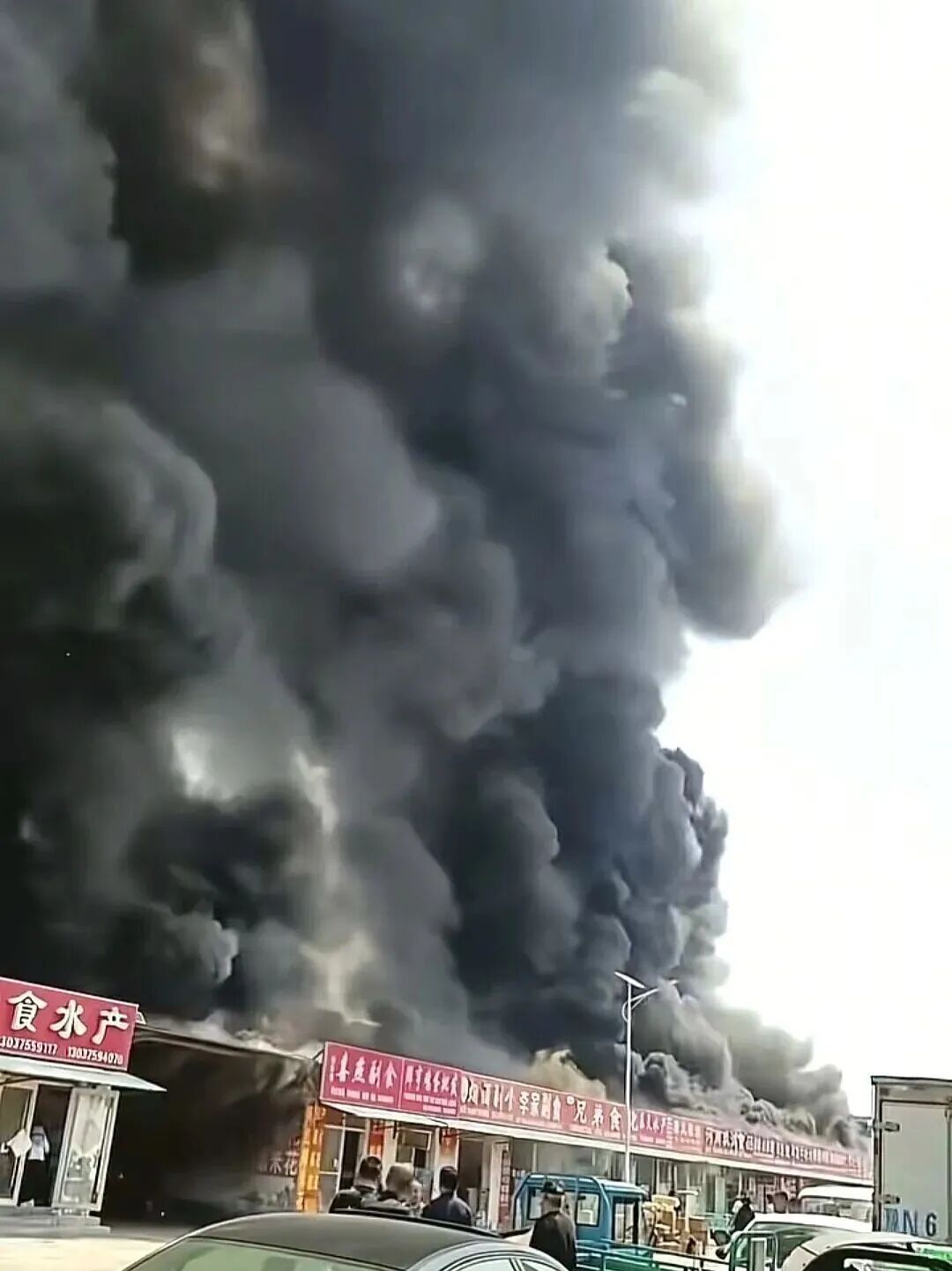 河北一市场发生火情！现场画面曝光→