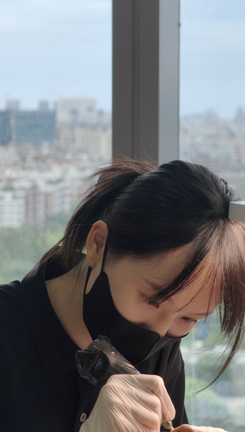 女孩清华硕士毕业做纹眉师一年，曾最高月入10万元，回应关注：学历不是枷锁而是钥匙，父母从强烈反对到默默支持