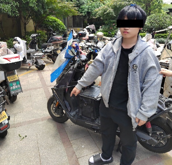 上个楼的时间，箱子里的餐食少了一份？海宁警方：人已抓！