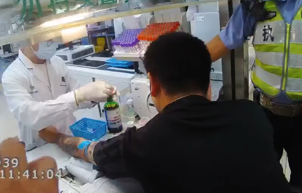 车停大马路 司机喊不醒？交警紧急破窗：原来是醉迷糊了
