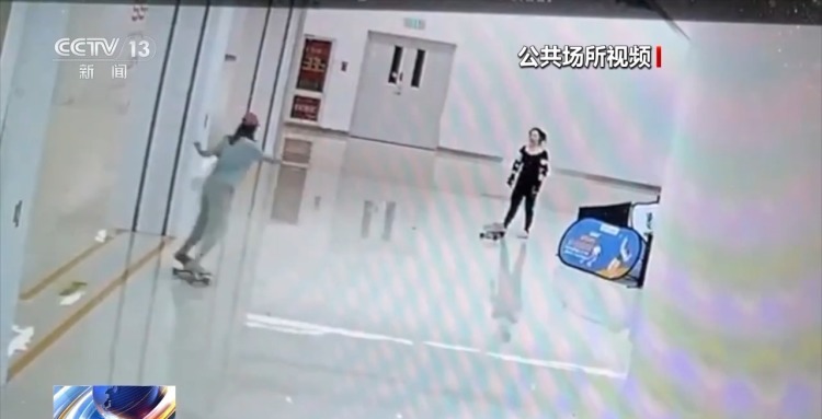 商场大厅上滑板课摔伤谁来赔？判决来了