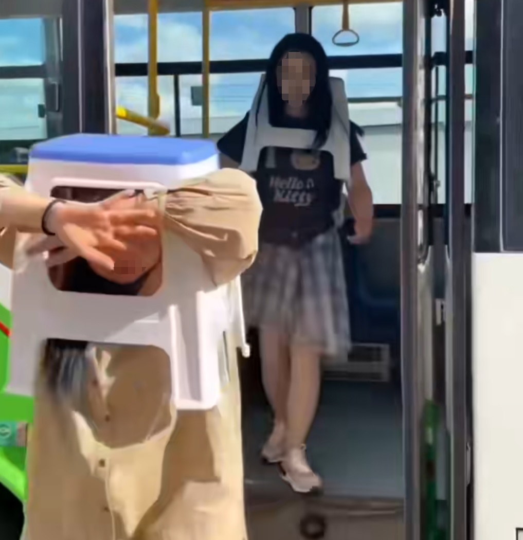 千万别试！闺蜜俩顶着塑料凳乘公交去消防站求助……