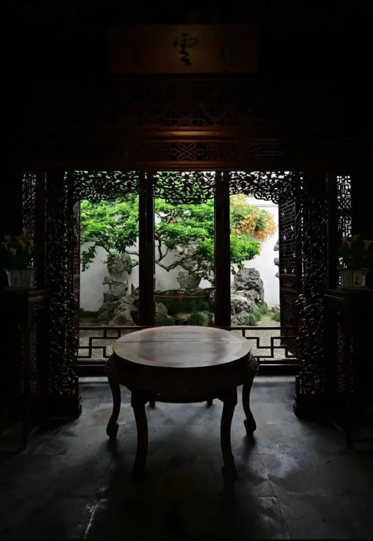 游客在苏州网师园拉开围栏拍照，致清代文物撞击碎裂！景区回应