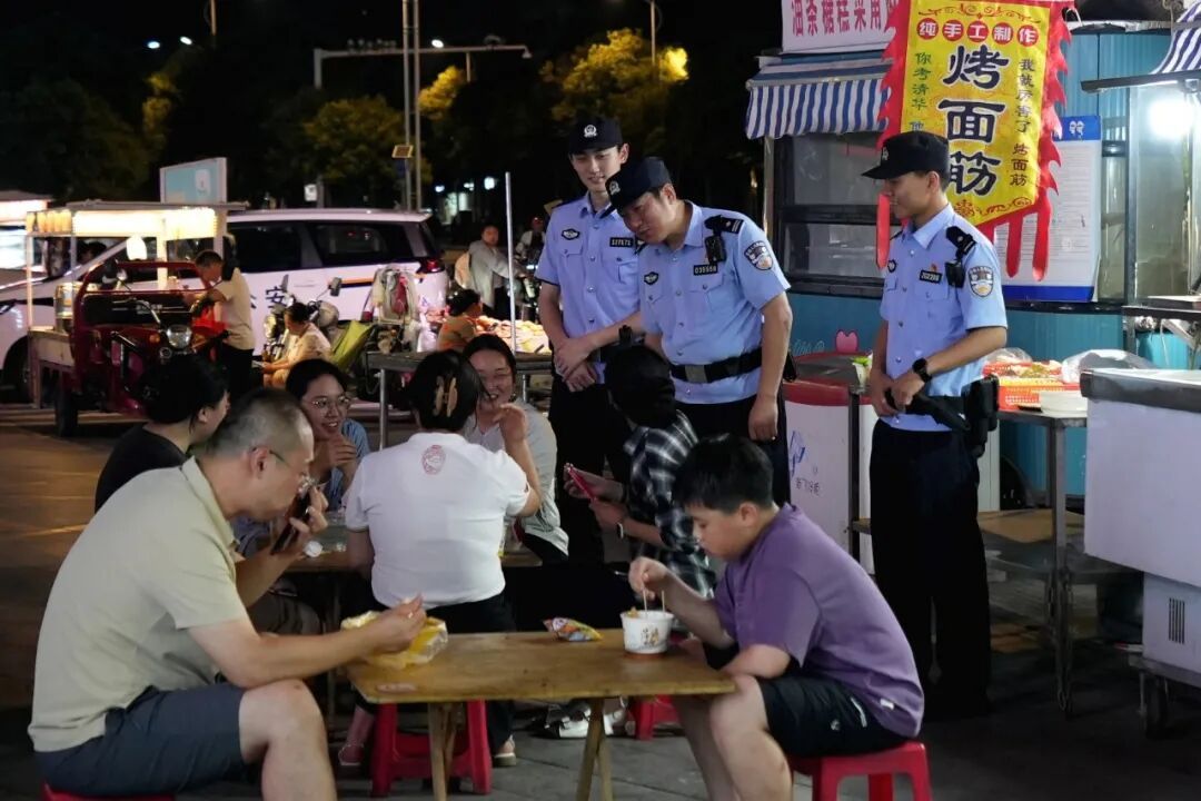 “监烤老师”坐镇烧烤摊，瞬间刷屏！