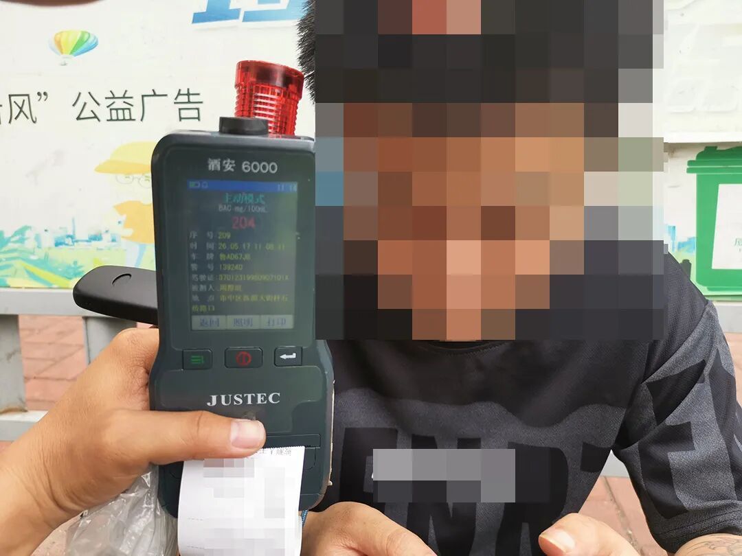 车停大马路 司机喊不醒？交警紧急破窗：原来是醉迷糊了