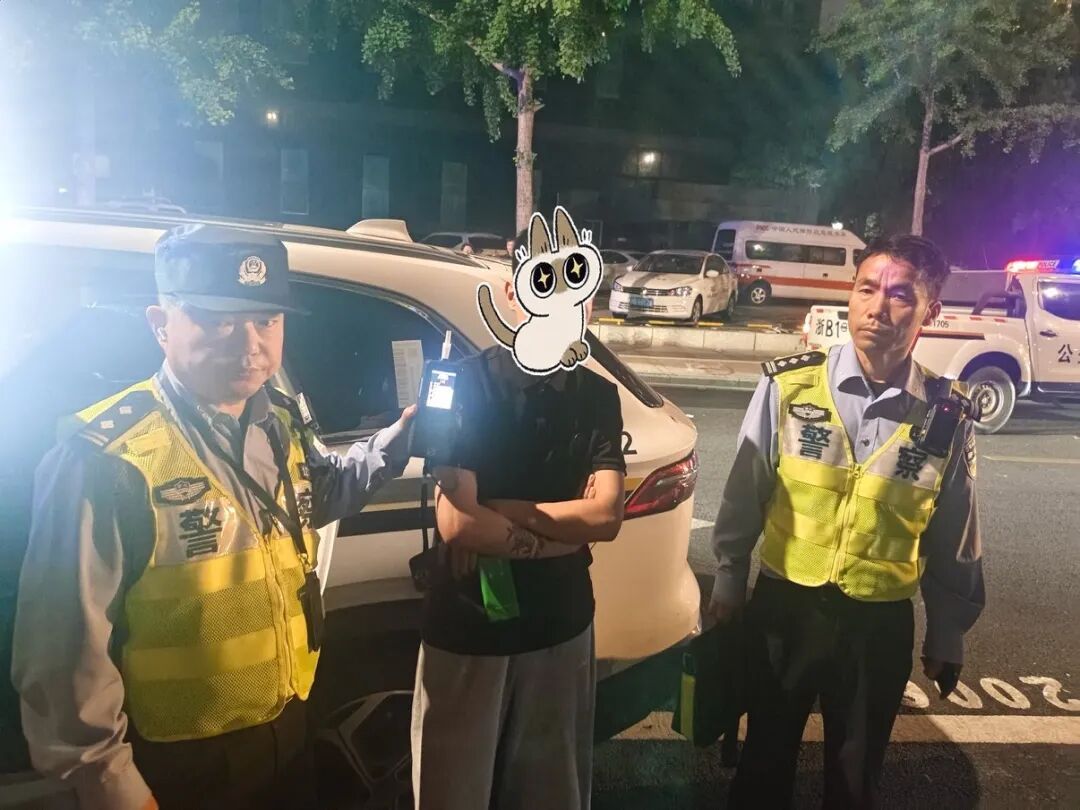 街头发生连环撞车事故，男子开始揽下全部责任，一听维修费要10万：我只是个“顶包”的