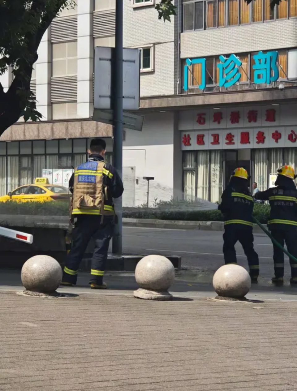重庆小伙钓鱼路上闻到异味，精准发现燃气泄漏！打119后现场劝阻抽烟，当地成功处置