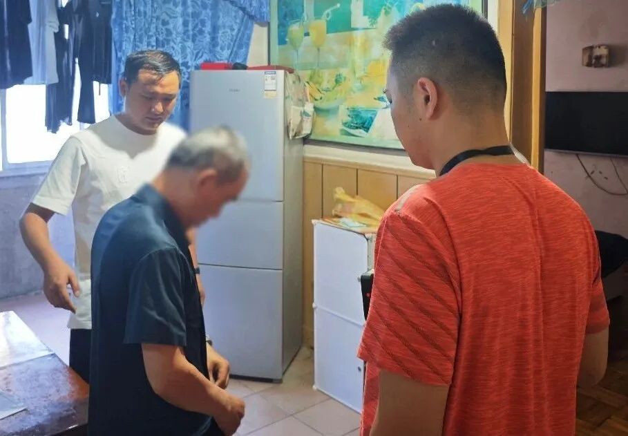 两男子冒充警察敲诈执法？拘！