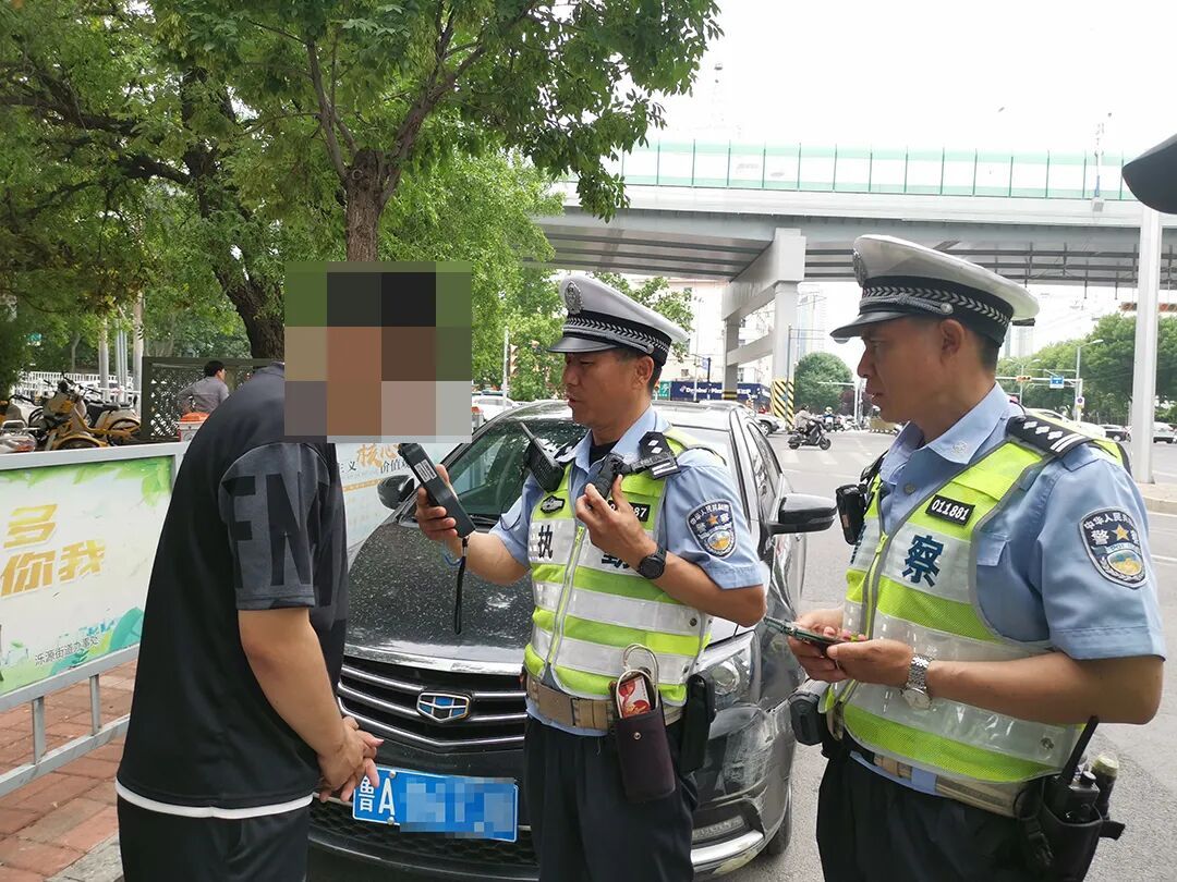 车停大马路 司机喊不醒？交警紧急破窗：原来是醉迷糊了