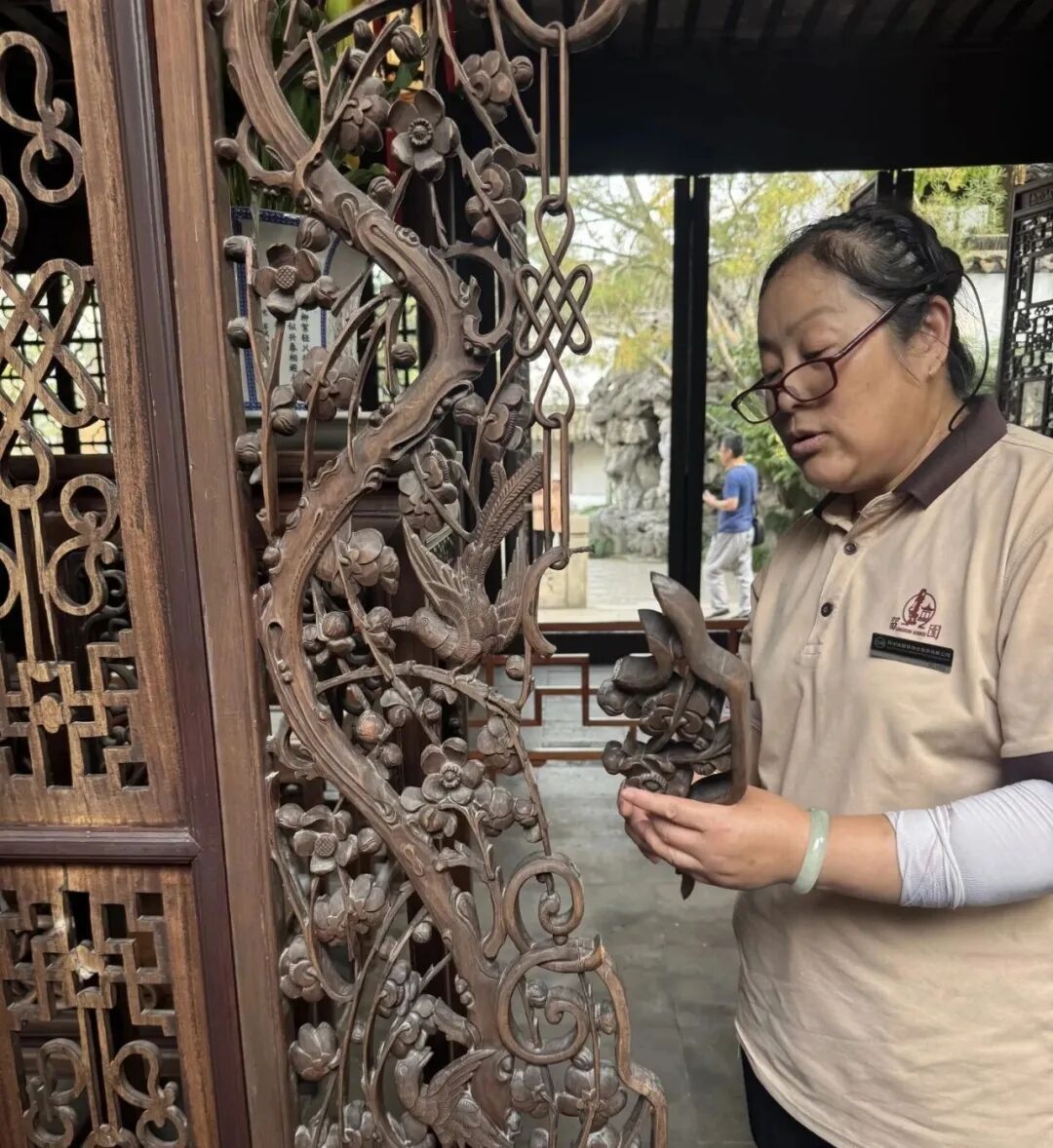 老人翻进围栏拍照撞损百年木雕，苏州园方回应：价值不好判断，已报警，后续会追责