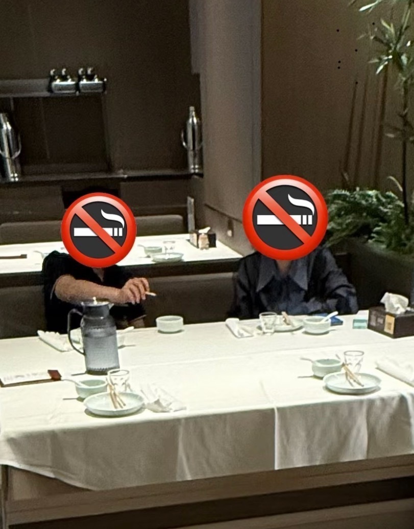 沈阳一饺子店有顾客往吃饭的碗里弹烟灰？品牌方：将处理，门店：会制止或引导到店外