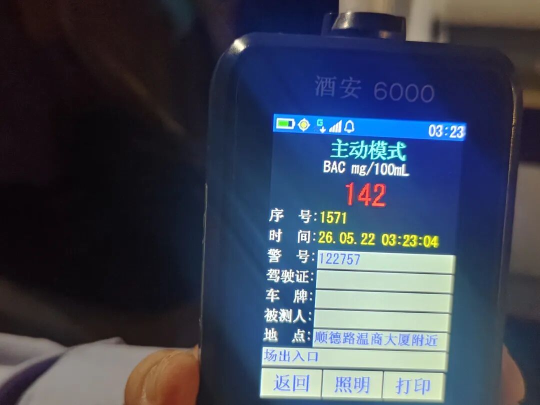 街头发生连环撞车事故，男子开始揽下全部责任，一听维修费要10万：我只是个“顶包”的