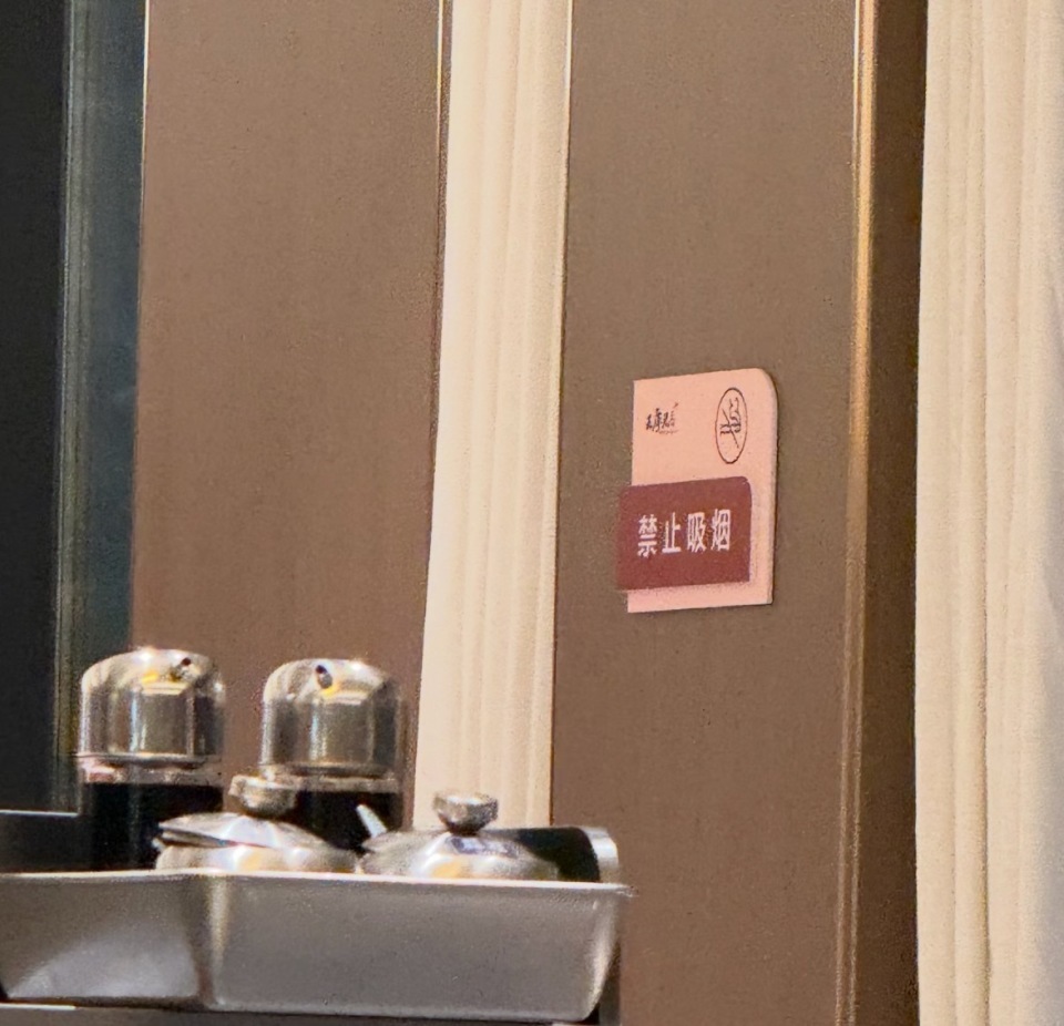 沈阳一饺子店有顾客往吃饭的碗里弹烟灰？品牌方：将处理，门店：会制止或引导到店外