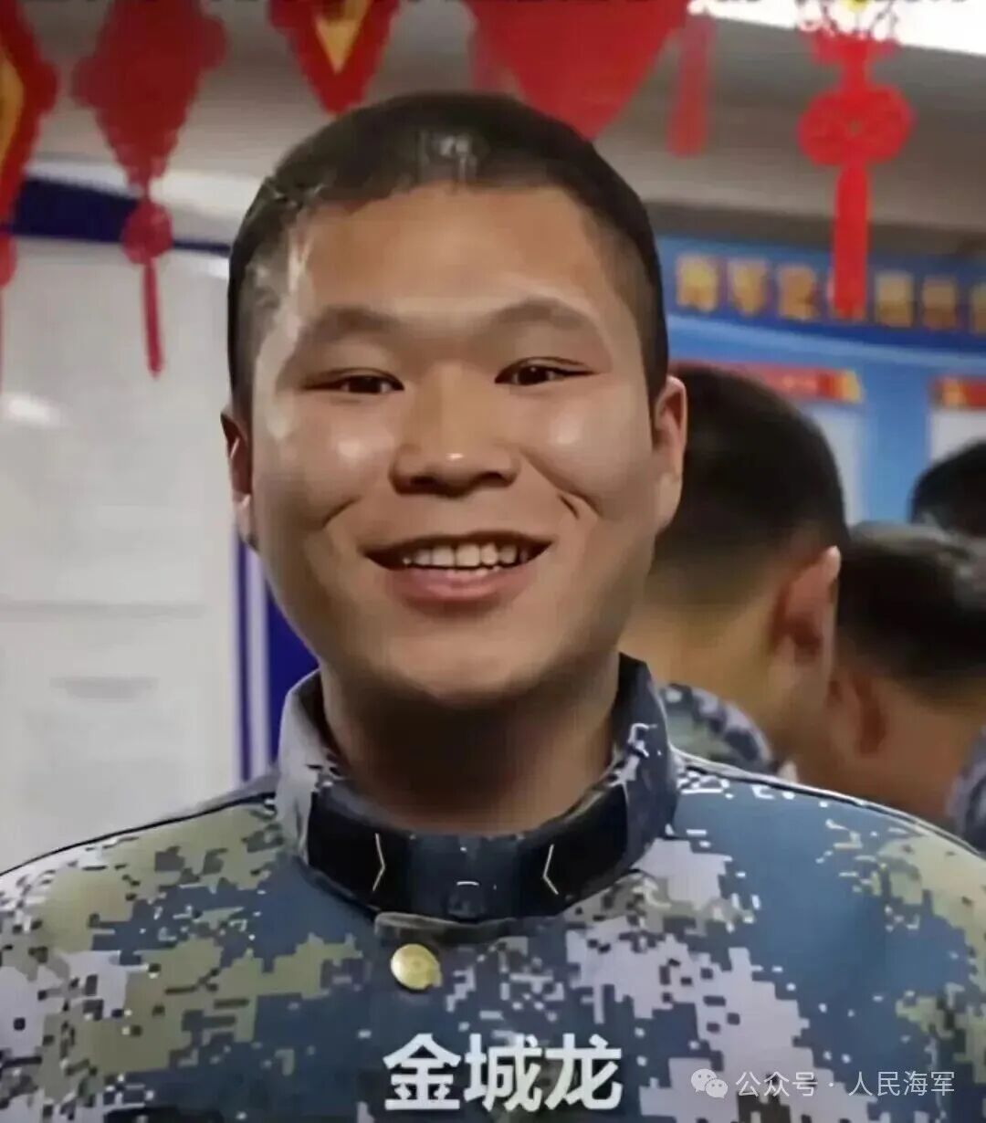 登上儿子生前服役的军舰，她哭了