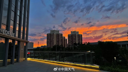 北京浪漫粉紫晚霞惊艳登场