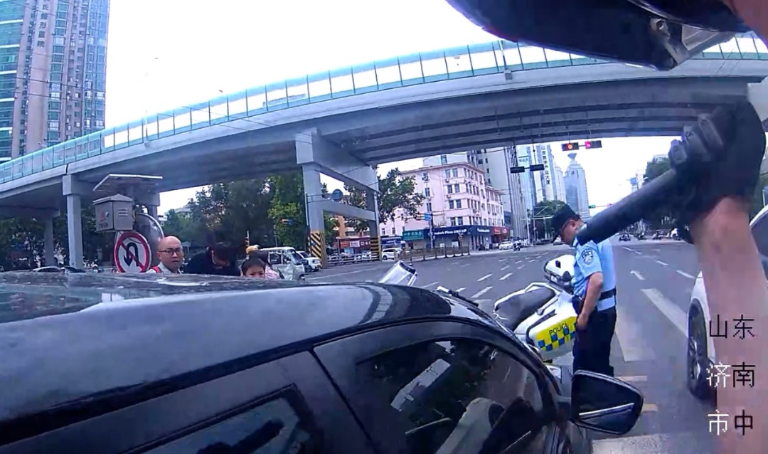 车停大马路 司机喊不醒？交警紧急破窗：原来是醉迷糊了