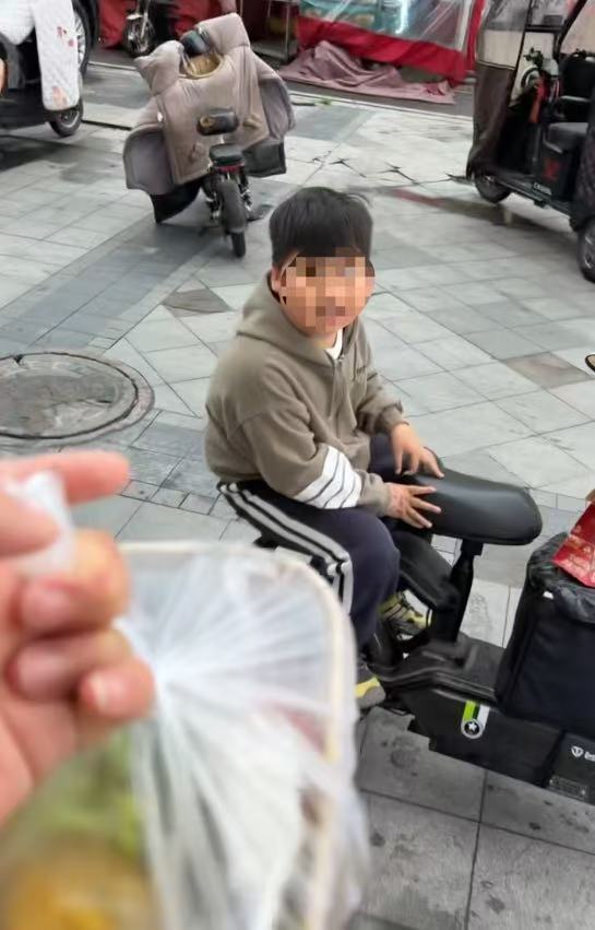 单亲妈妈患乳腺癌，带9岁自闭症儿子送外卖，最大的心愿是儿子能无限接近正常人