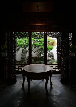 碎成三块！游客闯入苏州网师园清代落地罩拍照致其损坏，景区：已报警并启动修复