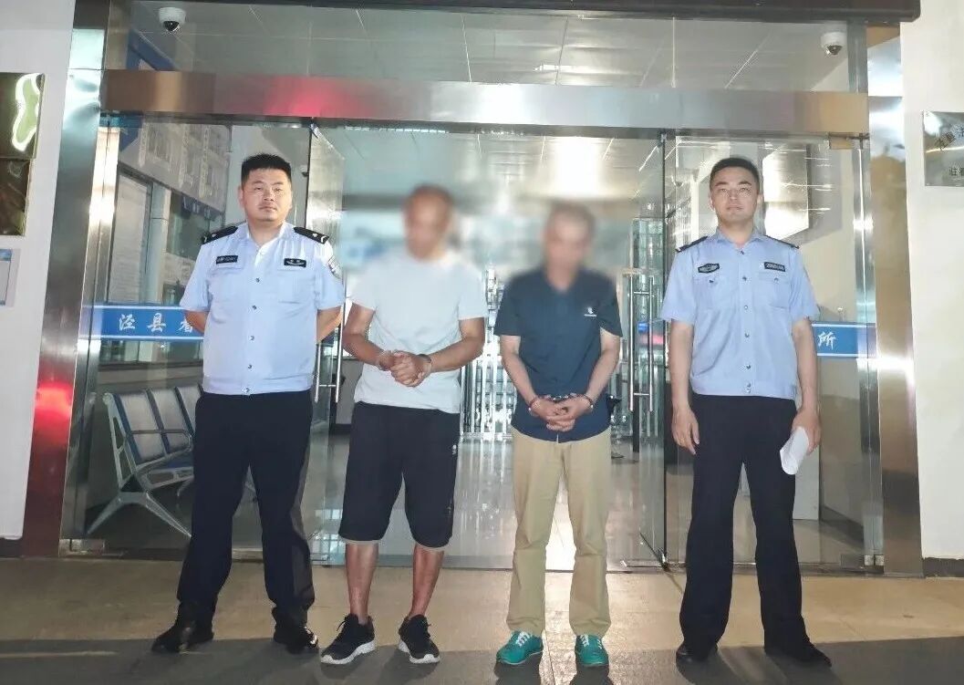 两男子冒充警察敲诈执法？拘！