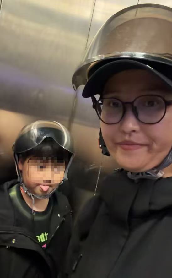 单亲妈妈患乳腺癌，带9岁自闭症儿子送外卖，最大的心愿是儿子能无限接近正常人