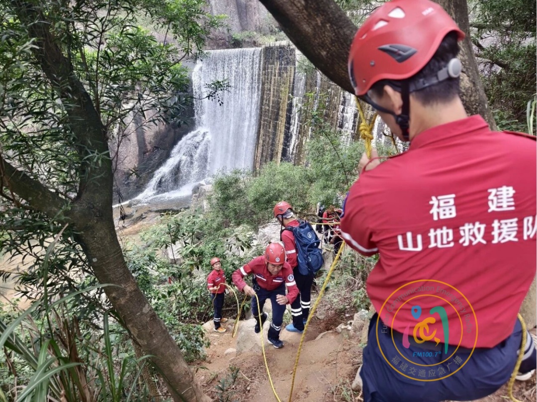 女游客在水库坝堤不慎坠落,福州山地救援队紧急施救助伤者脱险 女游客在水库坝堤不慎坠落,福州山地救援队紧急施救助伤者脱险